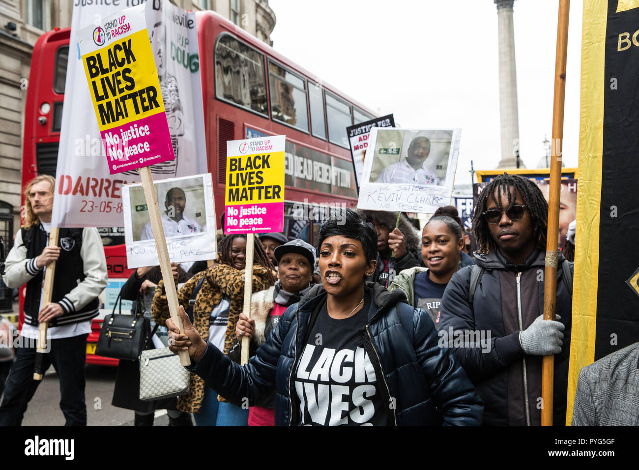 Londra, Regno Unito. 27 ottobre, 2018. Kadisha Brown-Burrell, sorella di Kingsley Burrell, marche con altri fautori del Regno familiari e amici in campagna (UFFC) prendendo parte al ventesimo processione annuale a Downing Street in ricordo di familiari e amici che sono morti in custodia della polizia, prigione, centri di detenzione per immigrati o sicuro negli ospedali psichiatrici. Kingsley Burrell, 29, morto a causa di un arresto cardiaco nel marzo 2011 dopo essere stato trattenuto mentre detenuti da West Midlands polizia. Credito: Mark Kerrison/Alamy Live News Foto Stock