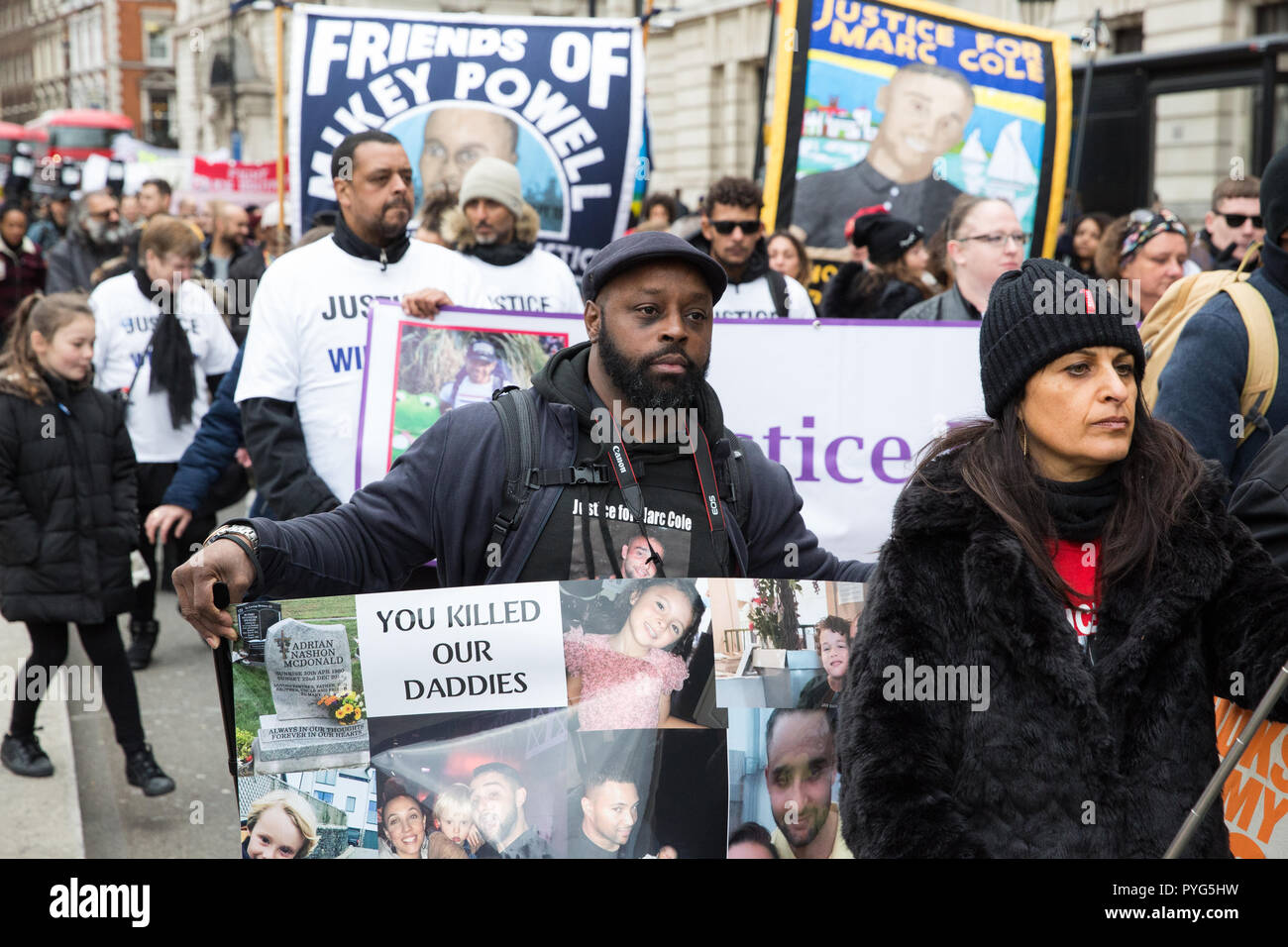 Londra, Regno Unito. 27 ottobre, 2018. Gli attivisti del Regno familiari e amici in campagna (UFFC) prendere parte al ventesimo processione annuale a Downing Street in ricordo di familiari e amici che sono morti in custodia della polizia, prigione, centri di detenzione per immigrati o sicuro negli ospedali psichiatrici. Credito: Mark Kerrison/Alamy Live News Foto Stock