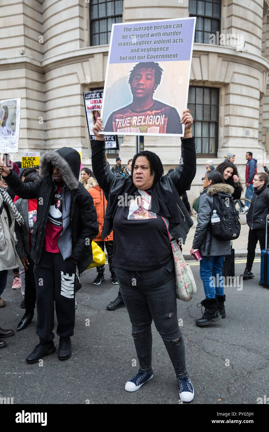 Londra, Regno Unito. 27 ottobre, 2018. Karla Mohammed, madre di Mzee Mohammed, sorge con gli attivisti dal Regno familiari e amici in campagna (UFFC) prendendo parte al ventesimo processione annuale a Downing Street in ricordo di familiari e amici che sono morti in custodia della polizia, prigione, centri di detenzione per immigrati o sicuro negli ospedali psichiatrici. Mzee Mohammed, 18, morì nel Luglio 2016 dopo essere stati detenuti da Merseyside polizia al centro commerciale Liverpool One. Credito: Mark Kerrison/Alamy Live News Foto Stock