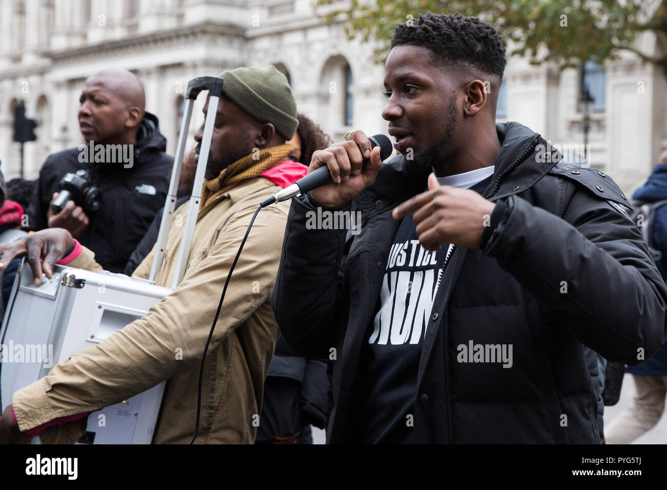 Londra, Regno Unito. 27 ottobre, 2018. Gli attivisti del Regno familiari e amici in campagna (UFFC) prendere parte al ventesimo processione annuale a Downing Street in ricordo di familiari e amici che sono morti in custodia della polizia, prigione, centri di detenzione per immigrati o sicuro negli ospedali psichiatrici. Credito: Mark Kerrison/Alamy Live News Foto Stock