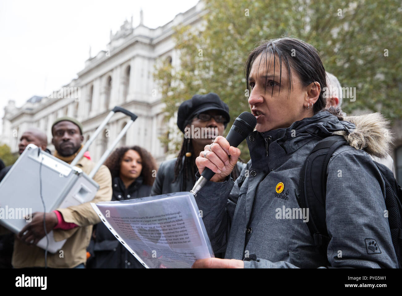 Londra, Regno Unito. 27 ottobre, 2018. Becky Shah dell'Hillsborough giustizia campagna, figlia di Inger Shah, indirizzi gli attivisti dal Regno familiari e amici in campagna (UFFC) prendendo parte al ventesimo processione annuale a Downing Street in ricordo di familiari e amici che sono morti in custodia della polizia, prigione, centri di detenzione per immigrati o sicuro negli ospedali psichiatrici. Inger Shah morti nel disastro di Hillsborough il 15 aprile 1989. Credito: Mark Kerrison/Alamy Live News Foto Stock