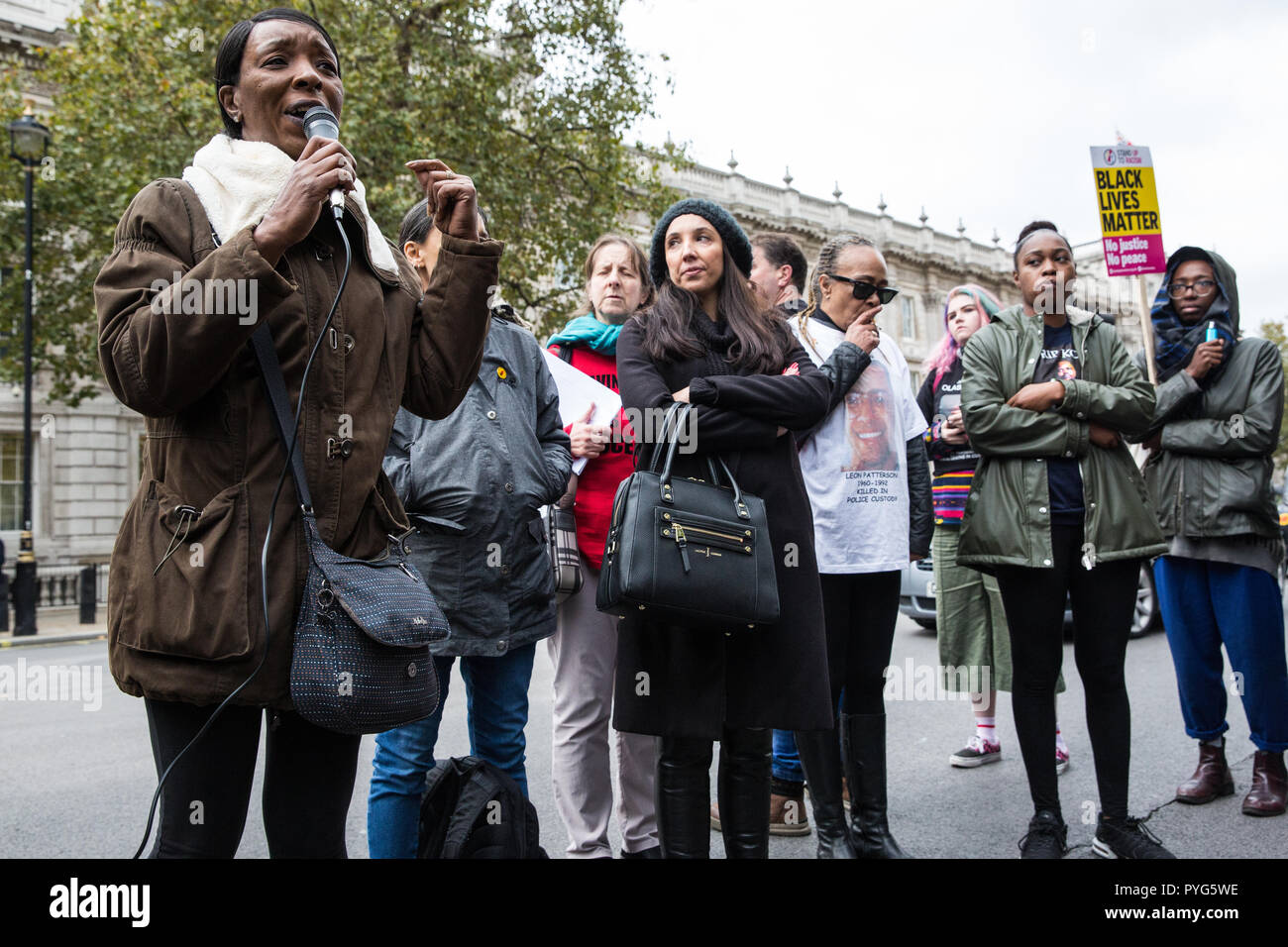 Londra, Regno Unito. 27 ottobre, 2018. Marilyn Reed, madre di Sarah Reed, risolve gli attivisti dal Regno familiari e amici in campagna (UFFC) prendendo parte al ventesimo processione annuale a Downing Street in ricordo di familiari e amici che sono morti in custodia della polizia, prigione, centri di detenzione per immigrati o sicuro negli ospedali psichiatrici. Sarah Reed, 32, è stato trovato morto in una cella di prigione di Holloway il 11 gennaio 2016. Credito: Mark Kerrison/Alamy Live News Foto Stock