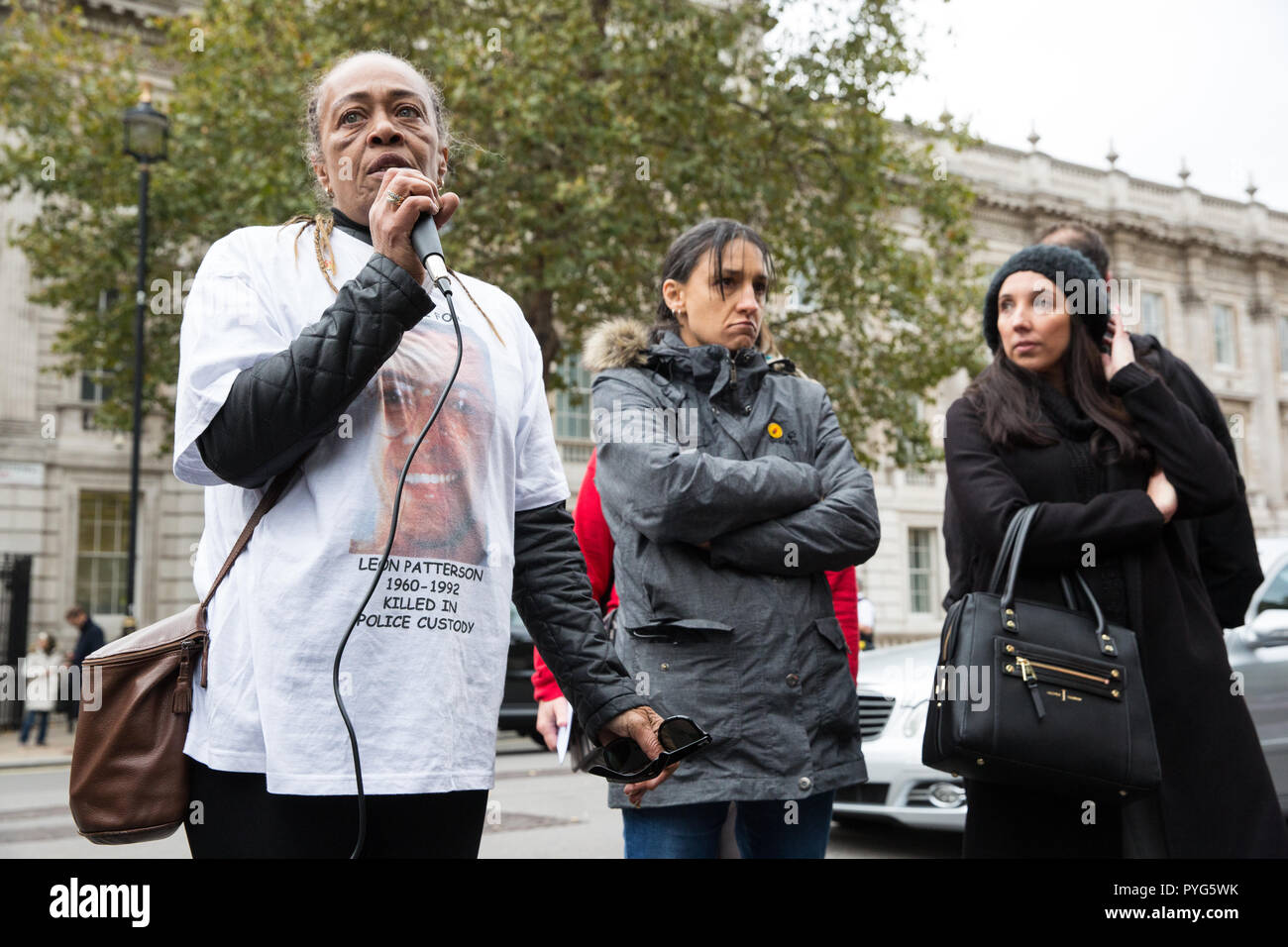 Londra, Regno Unito. 27 ottobre, 2018. Stephanie Lightfoot-Bennet, sorella gemella di Leon Patterson, indirizzi gli attivisti dal Regno familiari e amici in campagna (UFFC) prendendo parte al ventesimo processione annuale a Downing Street in ricordo di familiari e amici che sono morti in custodia della polizia, prigione, centri di detenzione per immigrati o sicuro negli ospedali psichiatrici. Leon Patterson morì nel novembre 1992 dopo aver trascorso una settimana in custodia cautelare a Stockport stazione di polizia. Credito: Mark Kerrison/Alamy Live News Foto Stock