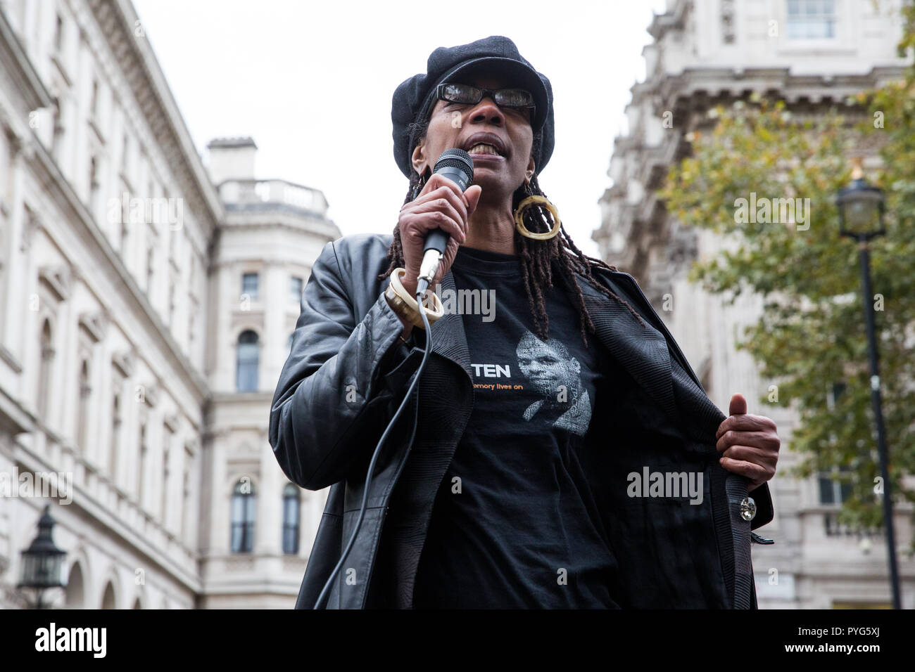 Londra, Regno Unito. 27 ottobre, 2018. Marcia Rigg, sorella di Sean Rigg, indirizzi gli attivisti dal Regno familiari e amici in campagna (UFFC) prendendo parte al ventesimo processione annuale a Downing Street in ricordo di familiari e amici che sono morti in custodia della polizia, prigione, centri di detenzione per immigrati o sicuro negli ospedali psichiatrici. Sean Rigg, 40, morì il 21 agosto 2008 mentre in custodia della polizia a Brixton stazione di polizia. Credito: Mark Kerrison/Alamy Live News Foto Stock