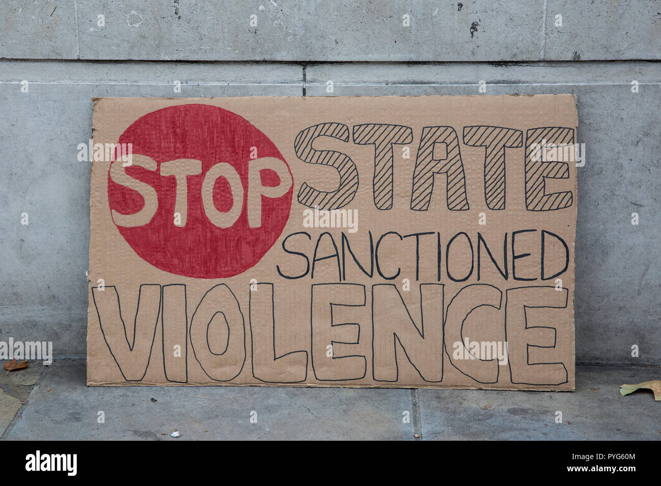 Londra, Regno Unito. 27 ottobre, 2018. Una targhetta che chiede di porre fine allo stato-sancita la violenza in un rally da attivisti provenienti dal Regno familiari e amici in campagna (UFFC) al di fuori di Downing Street in ricordo di familiari e amici che sono morti in custodia della polizia, prigione, centri di detenzione per immigrati o sicuro negli ospedali psichiatrici. UFFC fu istituito nel 1997 da famiglie che hanno perso i propri cari in mani dello Stato con l'intenzione di rimettere in discussione l'ingiustizia sistemica. Credito: Mark Kerrison/Alamy Live News Foto Stock