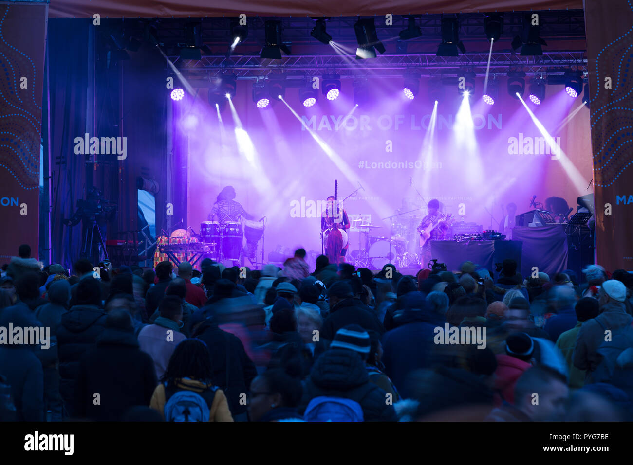 Londra, UK, 27 ottobre 2018. Africa sulla Square Festival sta tornando a Trafalgar Square per la quinta volta per celebrare l'arte e la cultura africana. Questo è un servizio gratuito e popolare manifestazione portano il divertimento, musica dal vivo, DJ, danza, moda e talento mostra mercato africano e chioschi. È anche parte della storia nero mese e dimostrando che Londra è di aprire le sue porte al mondo. Credito: Joe Kuis / Alamy Live News Foto Stock