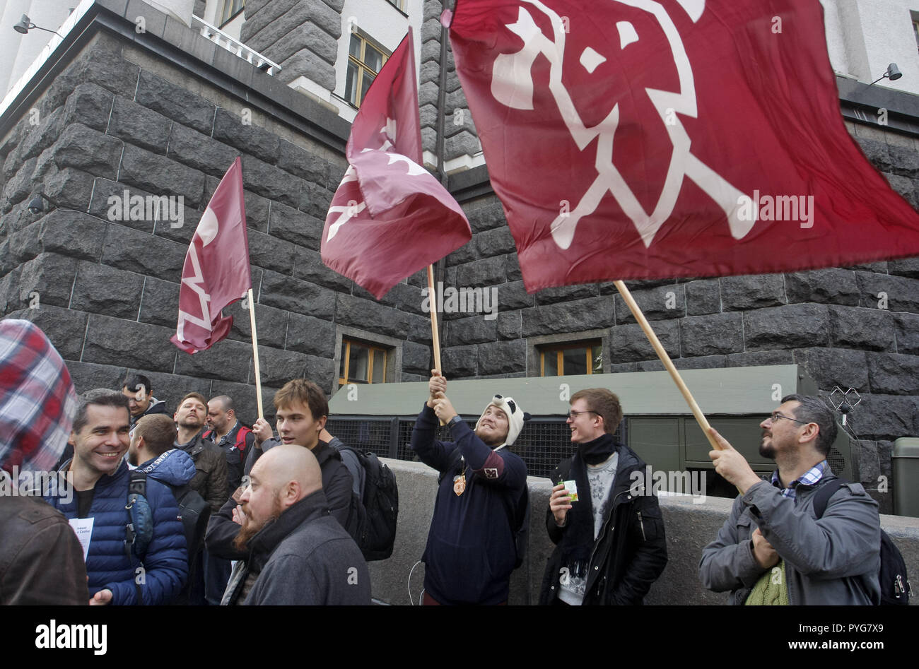 Kiev Kiev, Ucraina. 27 ott 2018. I dimostranti sono visti tenendo bandiere durante la protesta.marzo di Liberty 2018 rally per la cannabis che ha preso posto nella parte anteriore del Gabinetto dei Ministri in centro dove un gruppo di manifestanti si sono riuniti per protestare contro la depenalizzazione della marijuana fumatori e per permettere l'uso di marijuana da parte di personale medico, ma richiedono anche che la marijuana dovrebbe essere individuata dalle droghe pesanti. Credito: Pavlo Gonchar SOPA/images/ZUMA filo/Alamy Live News Foto Stock