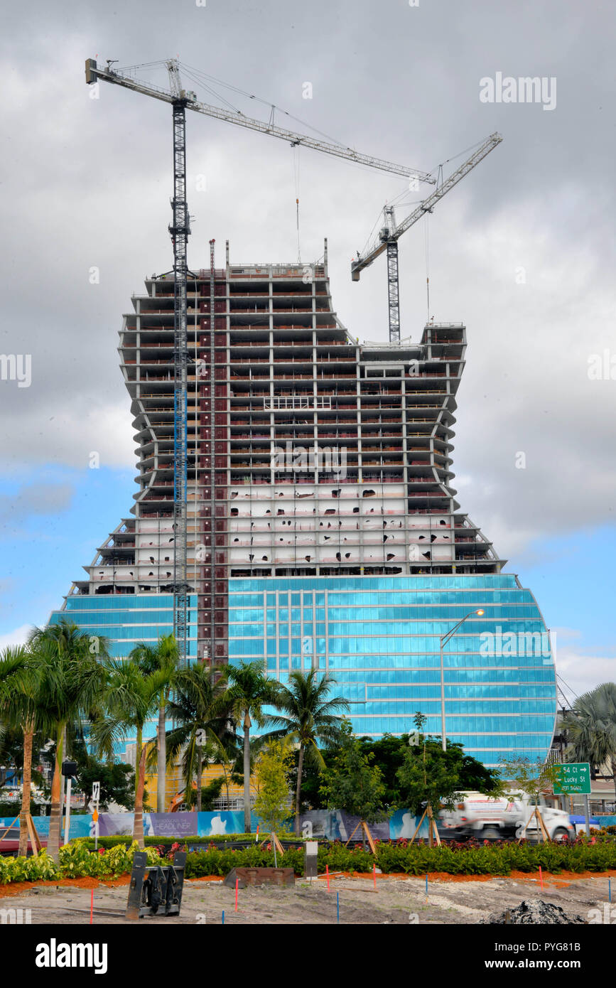 Hollywood Florida USA. Ottobre 27, 2018. Il Seminole tribù indiana della Florida sono la costruzione presso il Seminole Hard Rock Hotel & Casino in Hollywood Florida USA un massiccio 450-piedi di altezza a forma di chitarra hotel con oltre 600 camere e suites. Costruito in scala il corpo principale dell'hotel può essere visto per miglia in tutte le direzione come l'hotel sorge tra I-95 e Florida Turnpike. Credito foto Julian Porro / Alamy Live News Foto Stock