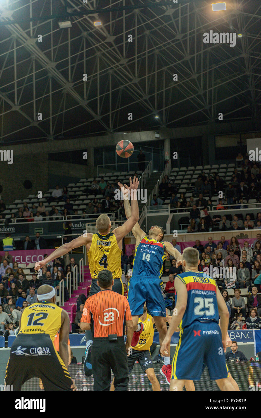 Andorra La Vella, Andorra - 27 Ottobre 2018 - i giocatori in azione nella Liga ACB Endesa match tra Mora Banc Andorra BC e Iberostar Tenerife , punteggio finale 81 - 96, il 27 ottobre 27 2018, in Andorra. Credito: Martin Silva Cosentino / Alamy Live News Foto Stock