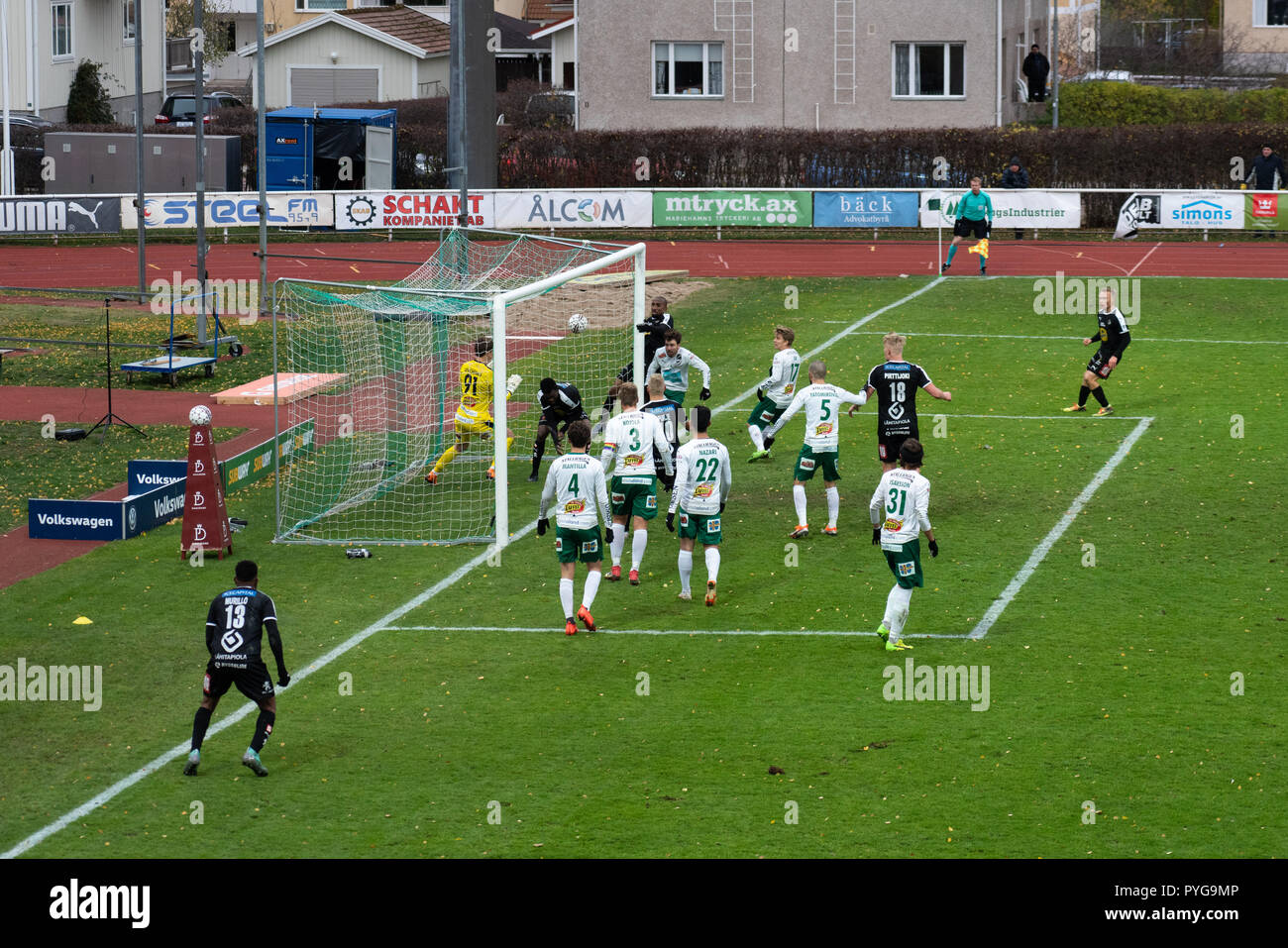 Wiklöf Holding Arena, Mariehamn, Åland, Finlandia, ottobre 27 2018. L'ultima partita della stagione calcistica finlandese. L'IFK Mariehamn aveva bisogno di una vittoria per garantire il miglior calcio. Kuopio aveva bisogno di una vittoria per assicurarsi il terzo posto e l'Europa League football la prossima stagione. Kuopio ha vinto 2-1. Nonostante la sconfitta Mariehamn sfuggì alla retrocessione perché anche altre squadre persero l'ultima giornata. Nella foto: Il colpo di testa di Rangel si aggira sulla linea per dare a Kuopio la vittoria di cui avevano bisogno al 88° minuto. Foto: Rob Watkins/Alamy News Foto Stock