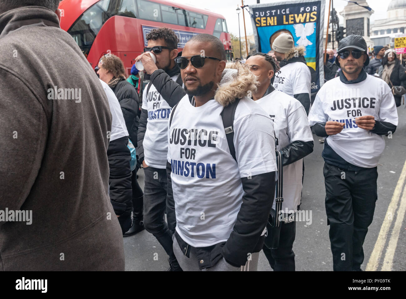 Londra, Regno Unito. Il 27 ottobre 2018. Persone marzo in giustizia per Winston t-shirts; Winston Agostino morì in Wormkwood frega. Il Regno familiari e amici in campagna (UFFC), una coalizione di di persone uccise dalla polizia, nelle carceri, nei centri di detenzione per immigrati e sicuro in ospedali psichiatrici marzo da Trafalgar Square e a rendere la loro XX marzo annuale del ricordo a un ritmo funebre a Downing St. Credito: Peter Marshall / Alamy Live News Foto Stock