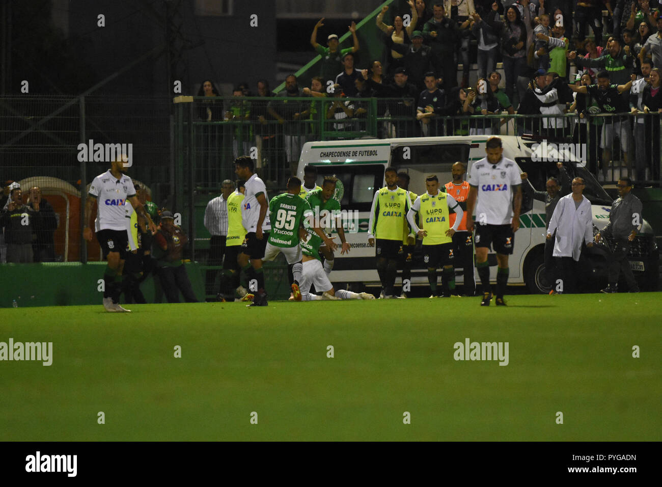 SC - Chapeco - 27/10/2018 - un brasiliano 2018, Chapecoense x Am rica-MG - lettore Chapecoense Welington Paulista celebra il suo obiettivo con il giocatore durante una partita contro l'America-MG all'Arena Conda stadium per il campionato brasiliano a 2018. Foto : Renato Padilha / AGIF Foto Stock