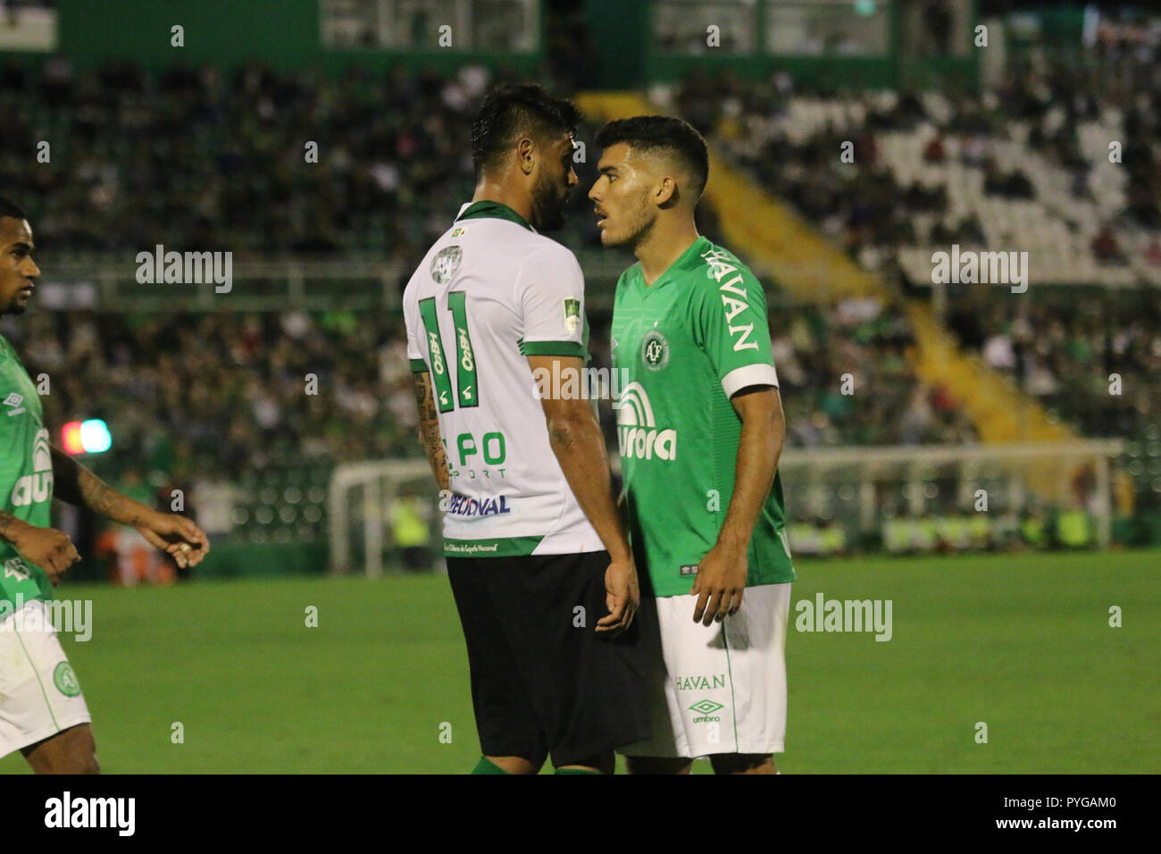 SC - Chapeco - 27/10/2018 - un brasiliano 2018, Chapecoense x Am rica-MG - lettore Chapecoense Orzu discute con Luan d'America-MG durante una partita all'Arena Conda stadium per il campionato brasiliano a 2018. Foto: Renato Padilha / AGIF Foto Stock