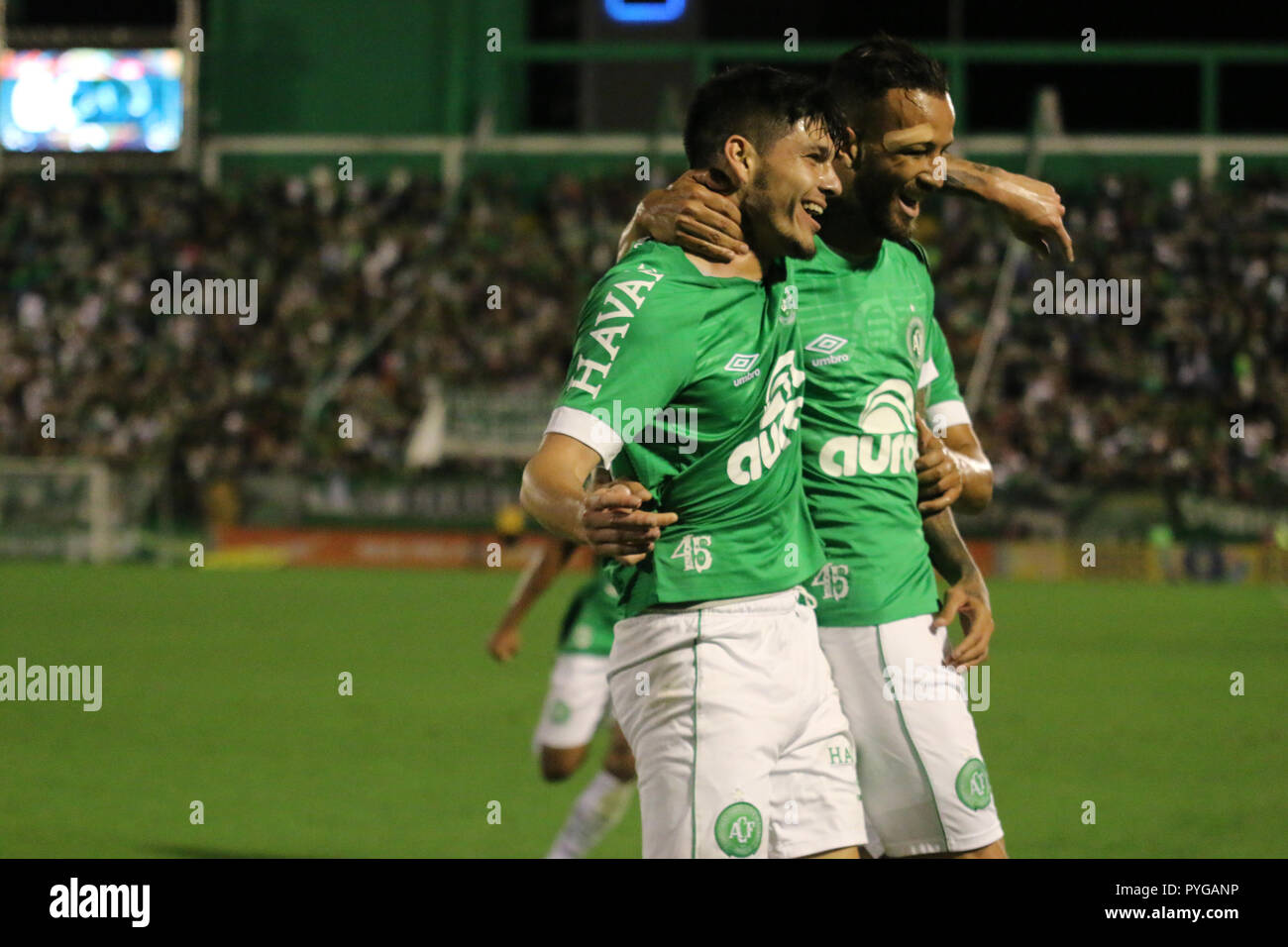 SC Chapecoense celebra il suo obiettivo in cui ha segnato un tocco sul Moeno Valeu durante una partita contro l'America-MG in Arena Arena Conda per il campionato brasiliano. Un 2018. Foto: Renato Padilha / AGIF Foto Stock