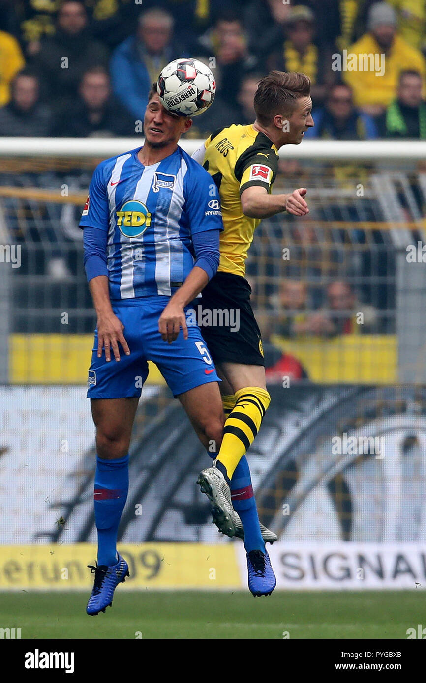 Dortmund, Germania. 27 ott 2018. Marco Reus (R) del BVB Borussia Dortmund vies con Niklas Stark di Hertha BSC durante la Bundesliga match tra BVB Borussia Dortmund e Hertha BSC a Dortmund, Germania, il Ott 27, 2018. La partita si è conclusa con un pareggio per 2-2. Credito: Joachim Bywaletz/Xinhua/Alamy Live News Foto Stock