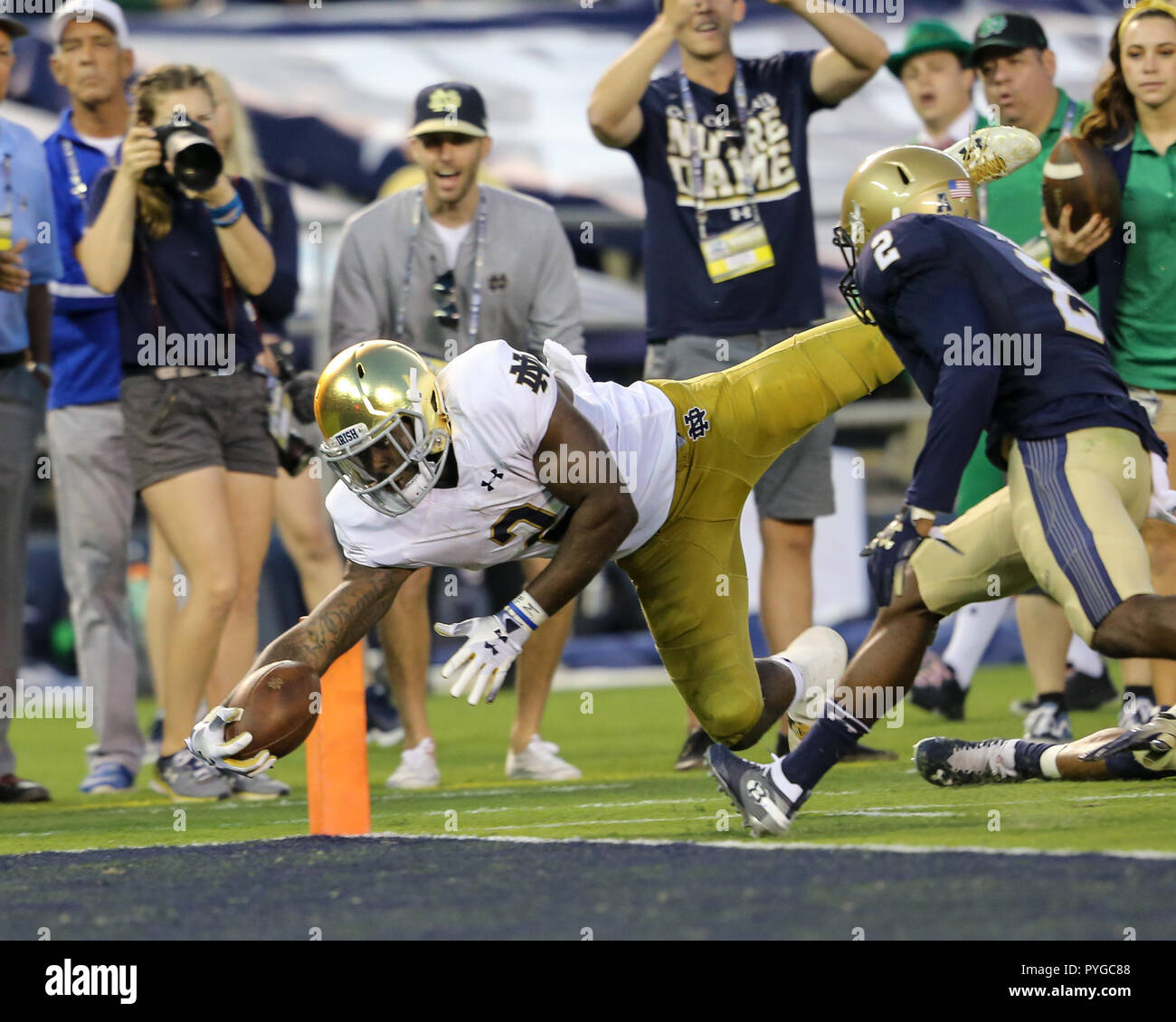 San Diego CA. 27 ott 2018. Notre Dame Fighting Irish running back Dexter Williams #2 immersioni nella endzone durante la Marina vs Norte Dame gioco presso Qualcomm Stadium di San Diego, CA. il 27 ottobre 2018 (foto di Jevone Moore) Credito: csm/Alamy Live News Foto Stock