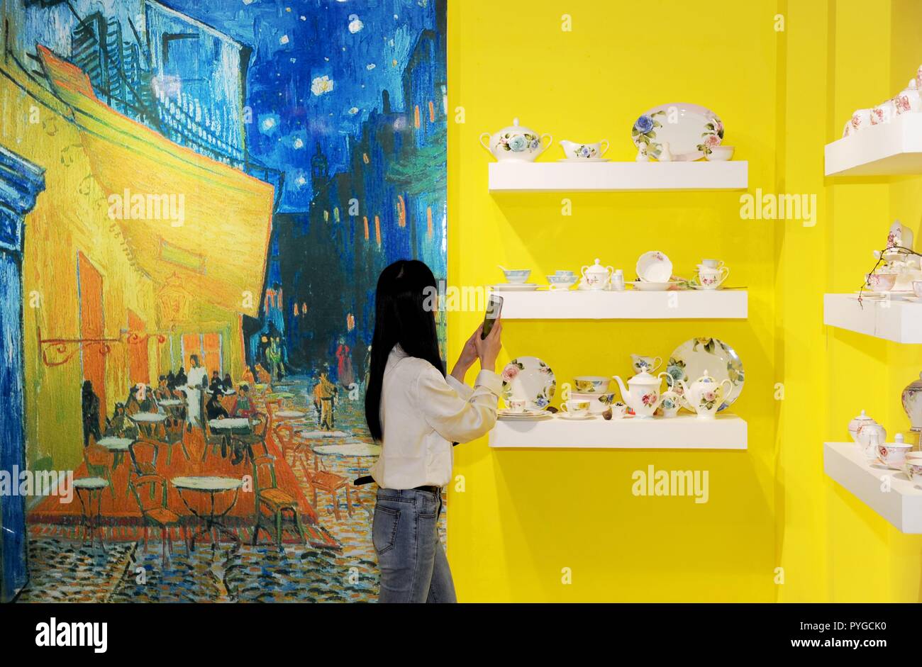 Yulin cinese di Guangxi Zhuang Regione autonoma. 27 ott 2018. Un visitatore visualizza ceramiche in una città di ceramica in Beiliu City, a sud della Cina di Guangxi Zhuang Regione autonoma, Ottobre 27, 2018. La città di ceramica è stato istituito per promuovere la locale industria ceramica. Credito: Wei Hai/Xinhua/Alamy Live News Foto Stock