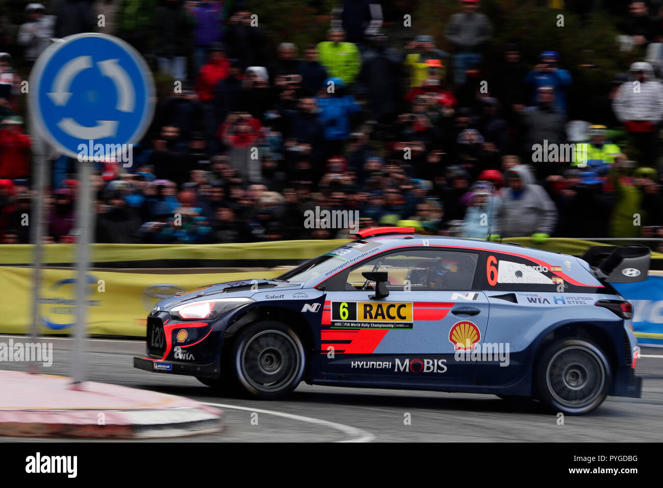 Riudecanyes, Barcelona, Spagna. 28 ott 2018. FIA World Rally Championship di Spagna; Dani Sordo Carlos del Barrio di Hyundai Motorsportin la rotonda famoso in El Coll de la Teixeta Credito: Azione Sport Plus/Alamy Live News Foto Stock