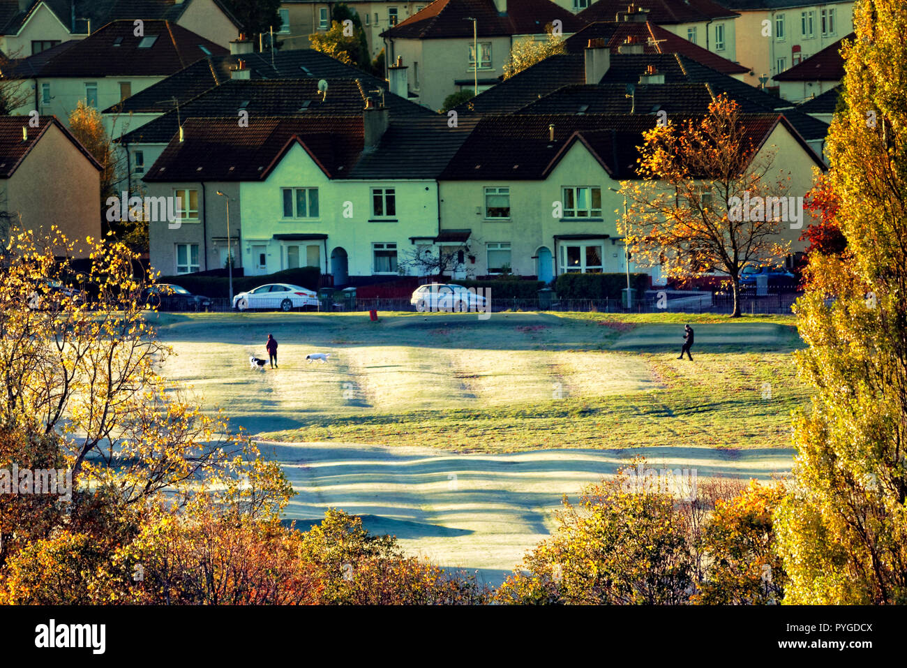 Glasgow, Scotland, Regno Unito, 28 ottobre, 2018. Regno Unito Meteo Frosty inizio di mattina come Knightswood campi da golf diventa bianco per tutta la notte e sono illuminate dal cielo chiaro bassa sole mattutino come l'aria fredda nebbie il paesaggio urbano lontani come i golfisti o cane walkers andare circa le loro attività. Gerard Ferry/Alamy news Credito: gerard ferry/Alamy Live News Foto Stock