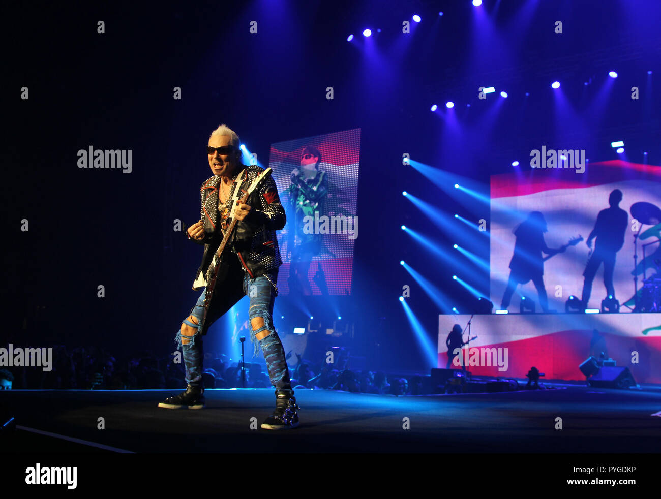 Beirut, Libano. 27 ott 2018. Un membro di tedesco leggendaria rock band Scorpions esegue a Beirut, Libano, ad Ottobre 27, 2018. Gli Scorpioni sono arrivati a Beirut per una mostra durante la loro Crazy World Tour 2018. Credito: Bilal Jawich/Xinhua/Alamy Live News Foto Stock