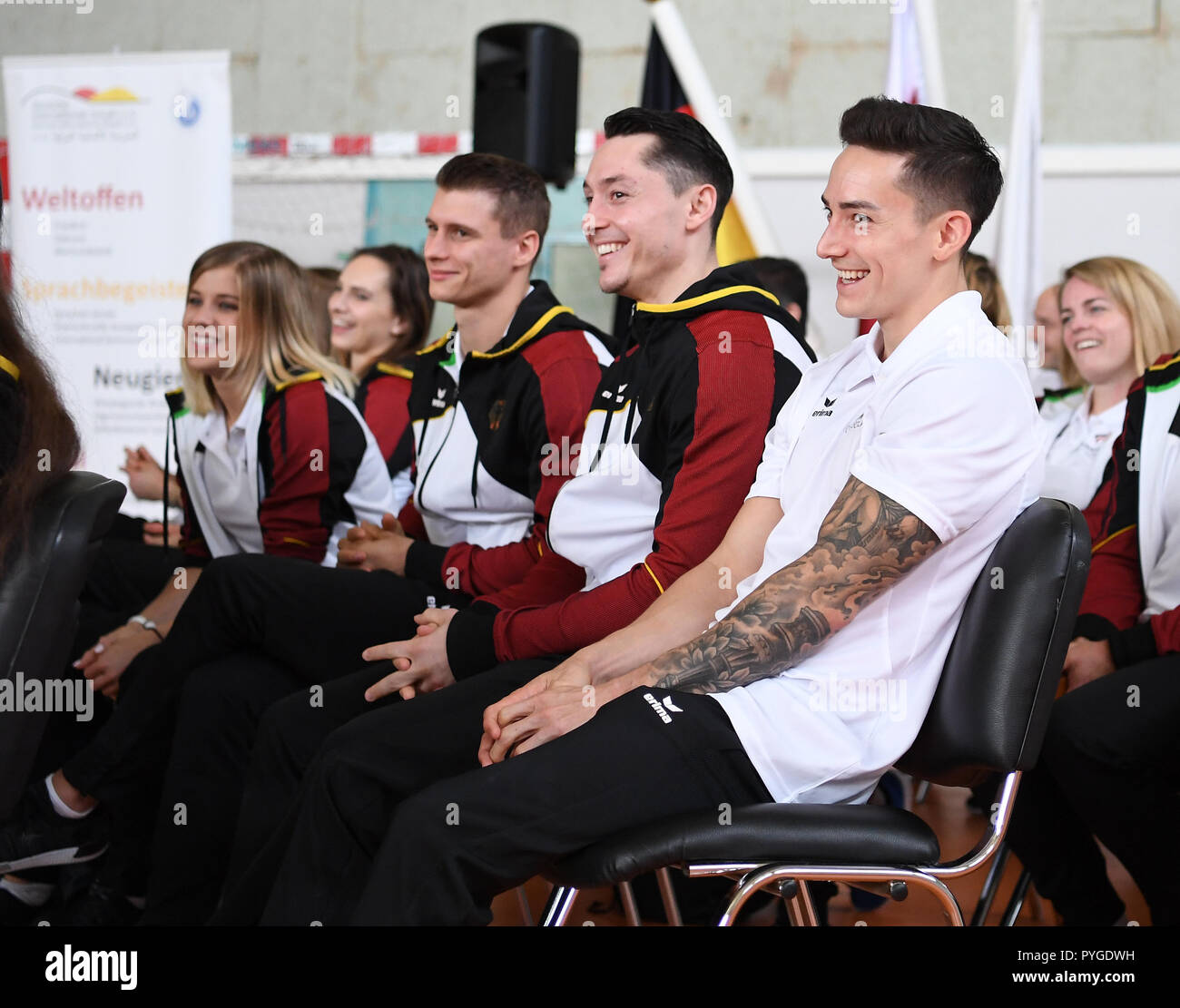 Elisabeth Seitz (Germania/Stoccarda), Lukas Dauser (Germania/Unterhaching), Andreas Toba (Germania/Hannover), Marcel Nguyen (Germania/Stoccarda) (da sinistra), ride. GES/Ginnastica/Gymnastics World Championships di Doha, visitare Turnteam in Germania la scuola tedesca di Doha, 28.10.2018 - GES/ginnastica artistica/Gymnastics World Championships: 28.10.2018 - | Utilizzo di tutto il mondo Foto Stock