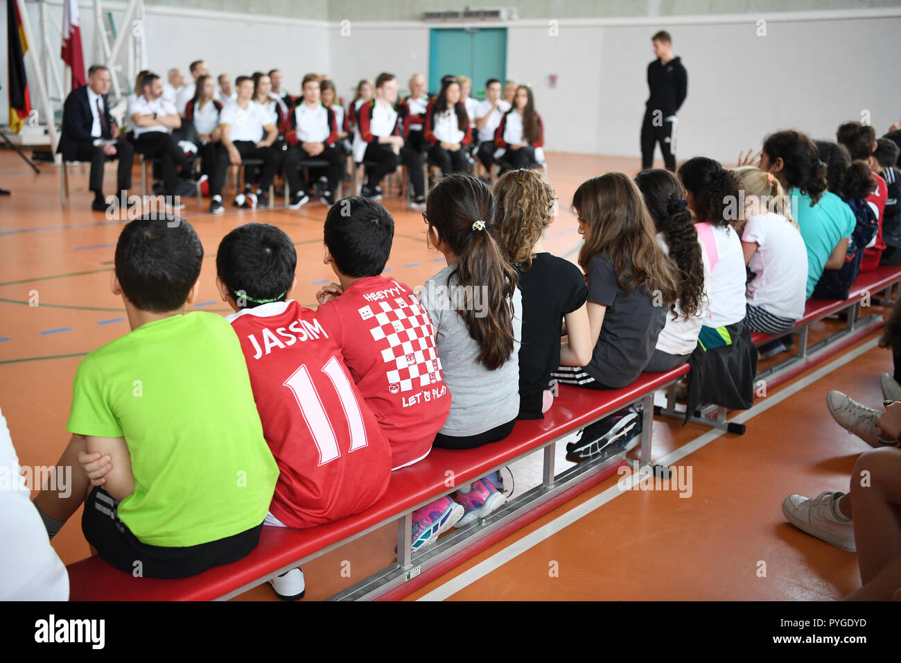 Doha, Katar. 28 ott 2018. Gli studenti a porre domande. GES/Ginnastica/Gymnastics World Championships di Doha, visitare Turnteam in Germania la scuola tedesca di Doha, 28.10.2018 - GES/ginnastica artistica/Gymnastics World Championships: 28.10.2018 - | Utilizzo di credito in tutto il mondo: dpa/Alamy Live News Foto Stock