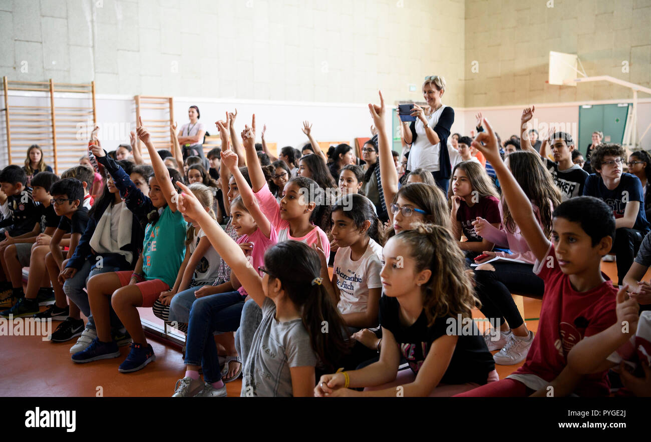 Doha, Katar. 28 ott 2018. Gli studenti a porre domande. GES/Ginnastica/Gymnastics World Championships di Doha, visitare Turnteam in Germania la scuola tedesca di Doha, 28.10.2018 - GES/ginnastica artistica/Gymnastics World Championships: 28.10.2018 - | Utilizzo di credito in tutto il mondo: dpa/Alamy Live News Foto Stock