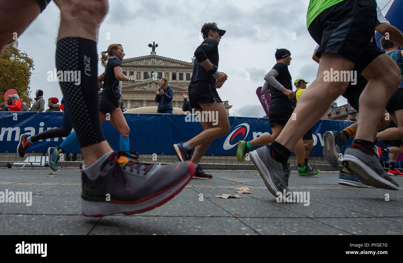 Francoforte sul Meno, Germania. 28 ott 2018. I partecipanti della maratona di Francoforte a piedi passato la Alte Oper. Il Frankfurt in esecuzione evento è la città più antica maratona in Germania. Credito: Sila Stein/dpa/Alamy Live News Foto Stock