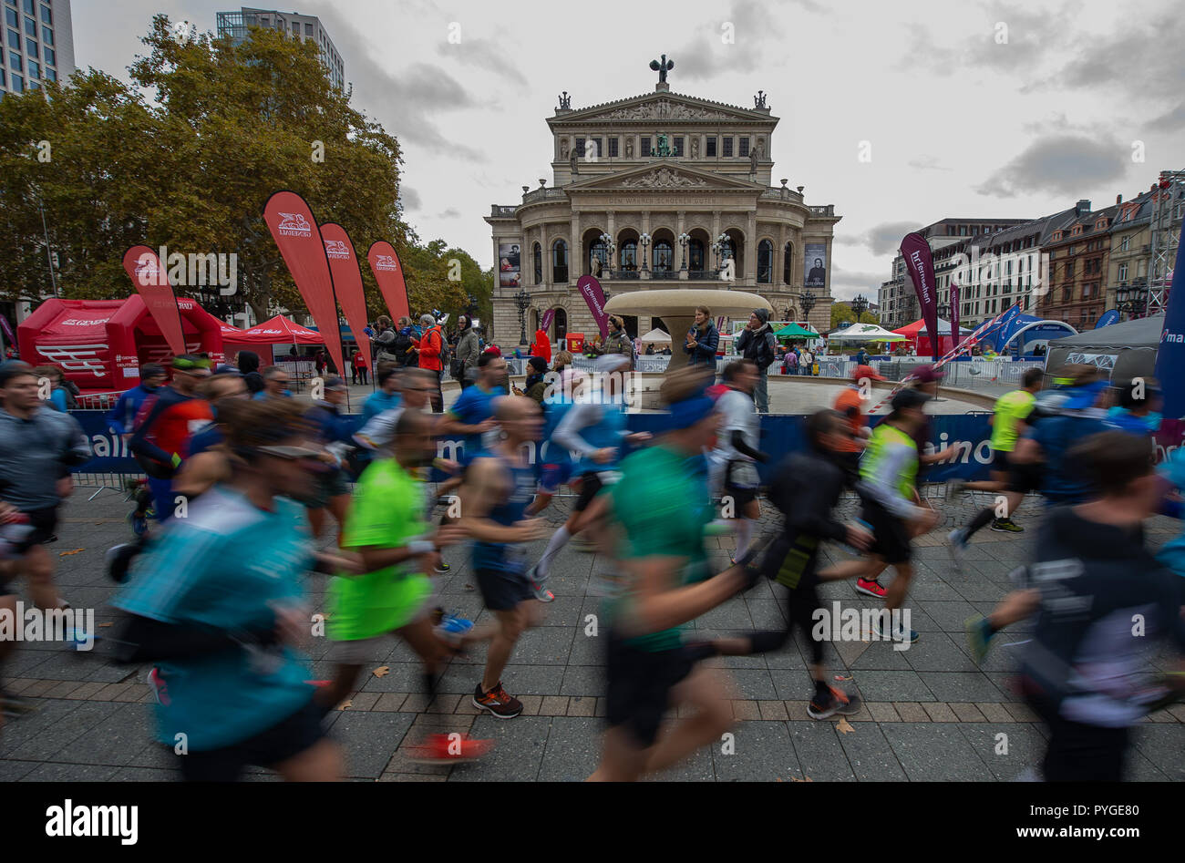 Francoforte sul Meno, Germania. 28 ott 2018. I partecipanti della maratona di Francoforte a piedi passato la Alte Oper. Il Frankfurt in esecuzione evento è la città più antica maratona in Germania. Credito: Sila Stein/dpa/Alamy Live News Foto Stock