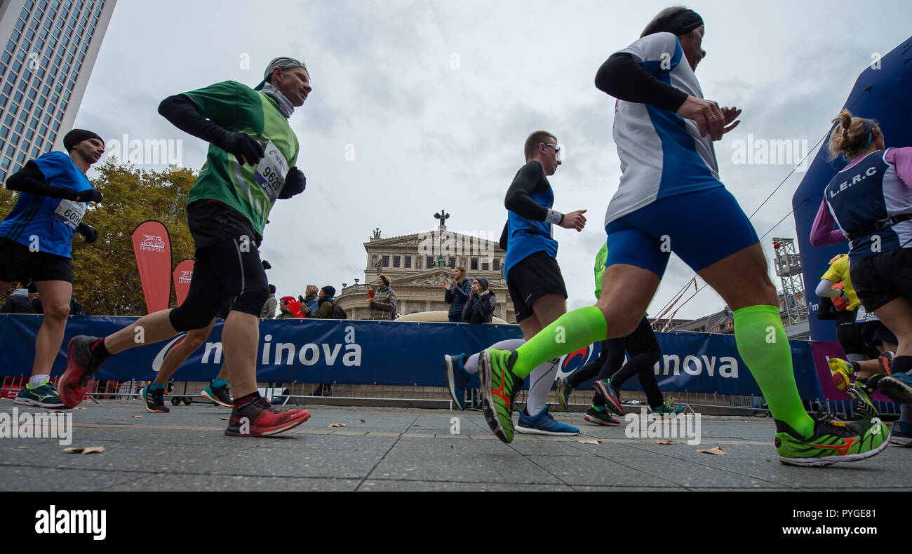 Francoforte sul Meno, Germania. 28 ott 2018. I partecipanti della maratona di Francoforte a piedi passato la Alte Oper. Il Frankfurt in esecuzione evento è la città più antica maratona in Germania. Credito: Sila Stein/dpa/Alamy Live News Foto Stock