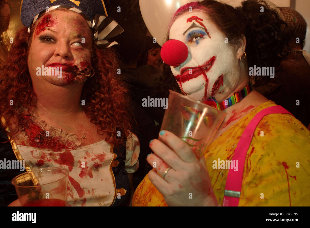 Stony Stratford, Regno Unito. 27 ott 2018. Centinaia di festaioli costume come zombie e altri caratteri spaventoso braved la pioggia e il freddo di sabato 27 ottobre 2018 presso la dodicesima edizione Stony Stratford Zombie Pub Crawl. Scarily vestiti come i non morti, essi lurched lungo la High Street e riempito i pub in città fino a dopo la mezzanotte. Credito: Roger Bradbury/Alamy Live News Foto Stock