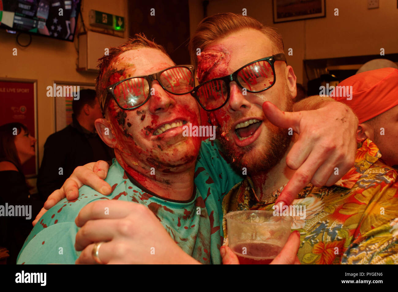 Stony Stratford, Regno Unito. 27 ott 2018. Centinaia di festaioli costume come zombie e altri caratteri spaventoso braved la pioggia e il freddo di sabato 27 ottobre 2018 presso la dodicesima edizione Stony Stratford Zombie Pub Crawl. Scarily vestiti come i non morti, essi lurched lungo la High Street e riempito i pub in città fino a dopo la mezzanotte. Credito: Roger Bradbury/Alamy Live News Foto Stock