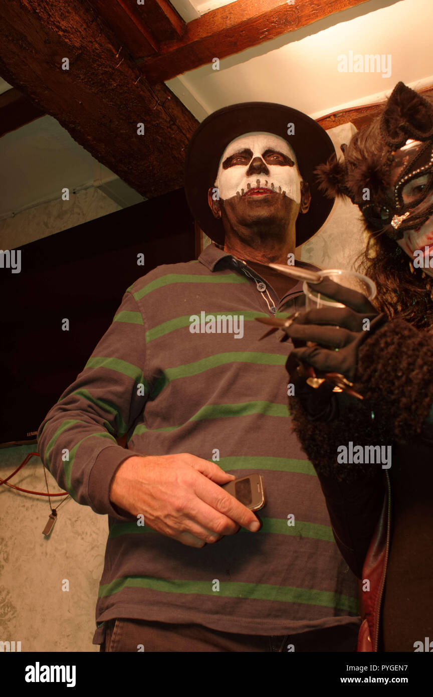 Stony Stratford, Regno Unito. 27 ott 2018. Centinaia di festaioli costume come zombie e altri caratteri spaventoso braved la pioggia e il freddo di sabato 27 ottobre 2018 presso la dodicesima edizione Stony Stratford Zombie Pub Crawl. Scarily vestiti come i non morti, essi lurched lungo la High Street e riempito i pub in città fino a dopo la mezzanotte. Credito: Roger Bradbury/Alamy Live News Foto Stock