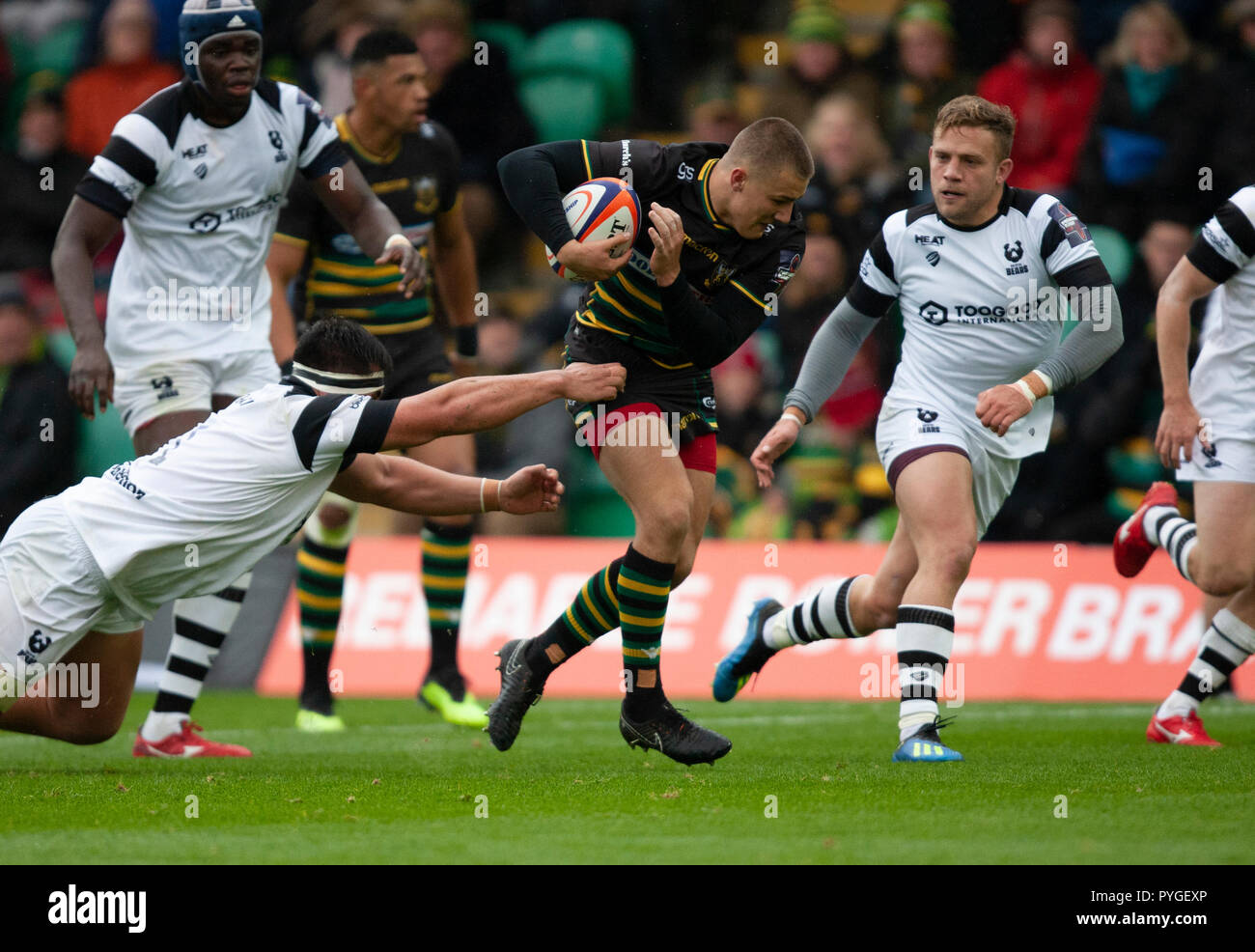 Northampton, Regno Unito. Il 27 ottobre 2018. Ollie Sleightholme di Northampton Santi corre con la palla durante il Premiership Rugby Cup match tra Northampton santi e Bristol orsi. Andrew Taylor/Alamy Live News Foto Stock