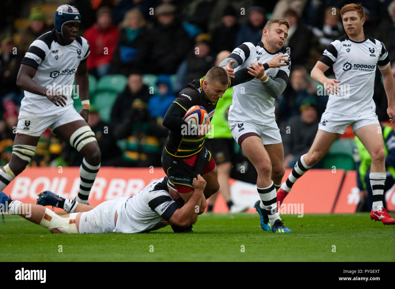 Northampton, Regno Unito. Il 27 ottobre 2018. Ollie Sleightholme di Northampton Santi viene affrontato durante il Premiership Rugby Cup match tra Northampton santi e Bristol orsi. Andrew Taylor/Alamy Live News Foto Stock