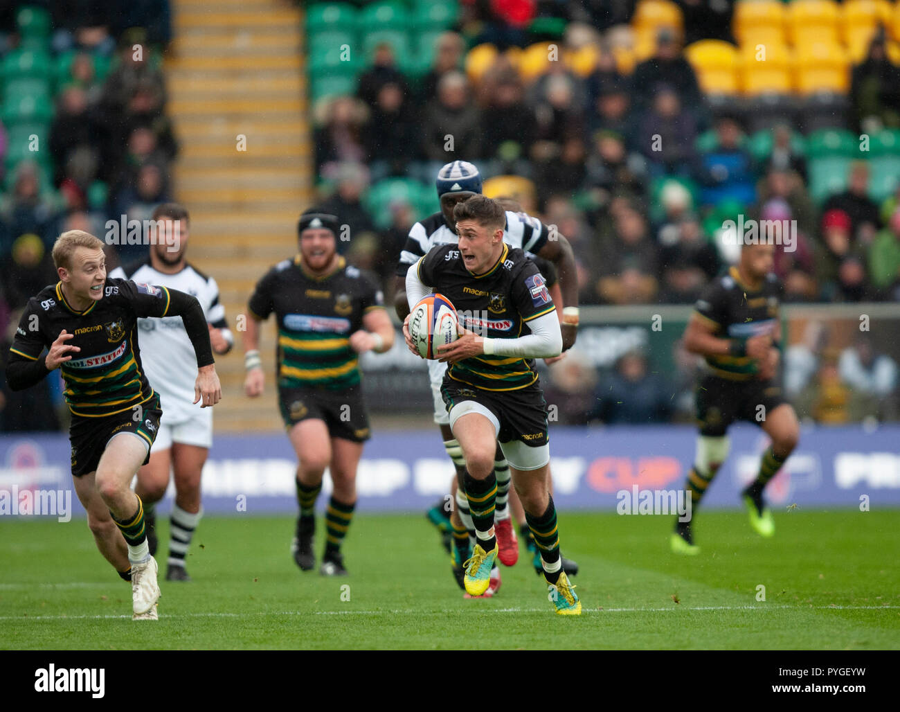 Northampton, Regno Unito. Il 27 ottobre 2018. James Grayson di Northampton Santi corre con la palla durante il Premiership Rugby Cup match tra Northampton santi e Bristol orsi. Andrew Taylor/Alamy Live News Foto Stock