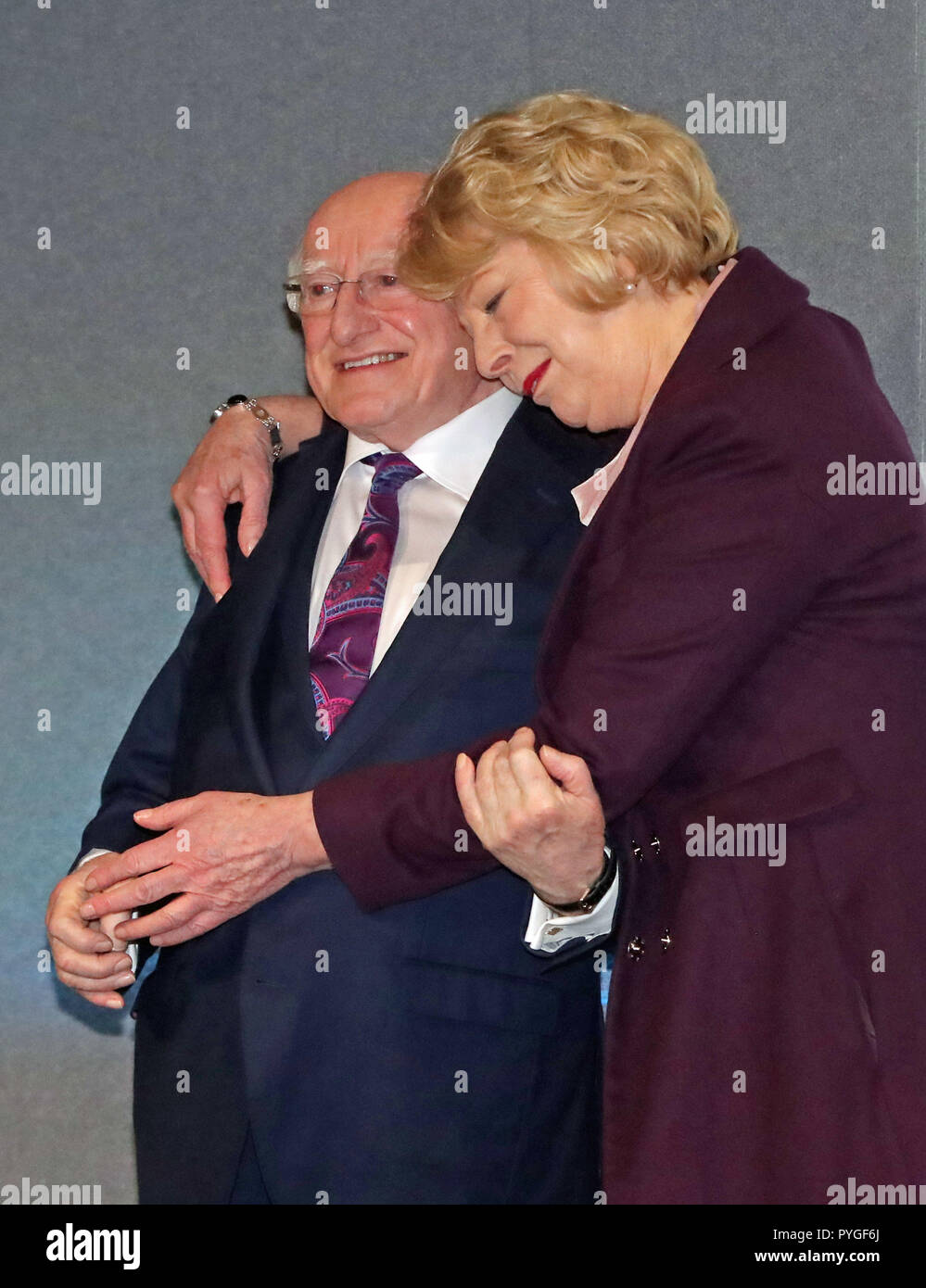 Michael D Higgins è abbracciato da sua moglie Sabina presso il Castello di Dublino come egli è annunciato come il vincitore dell'Irlanda elezioni presidenziali. Foto Stock