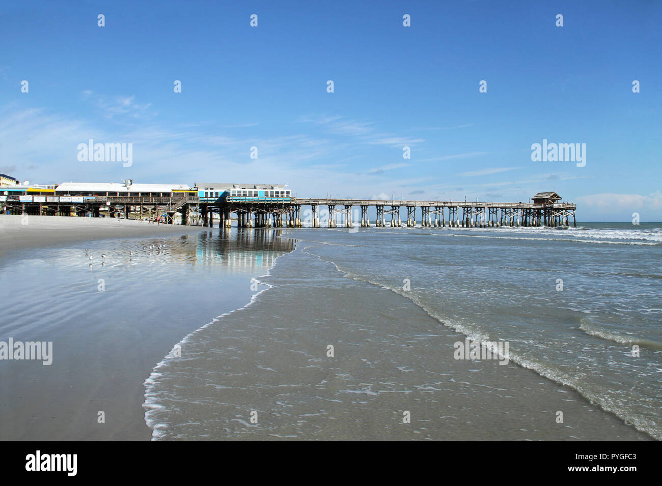 Ampio angolo di visione di al molo di Cocoa Beach in Florida. Foto Stock