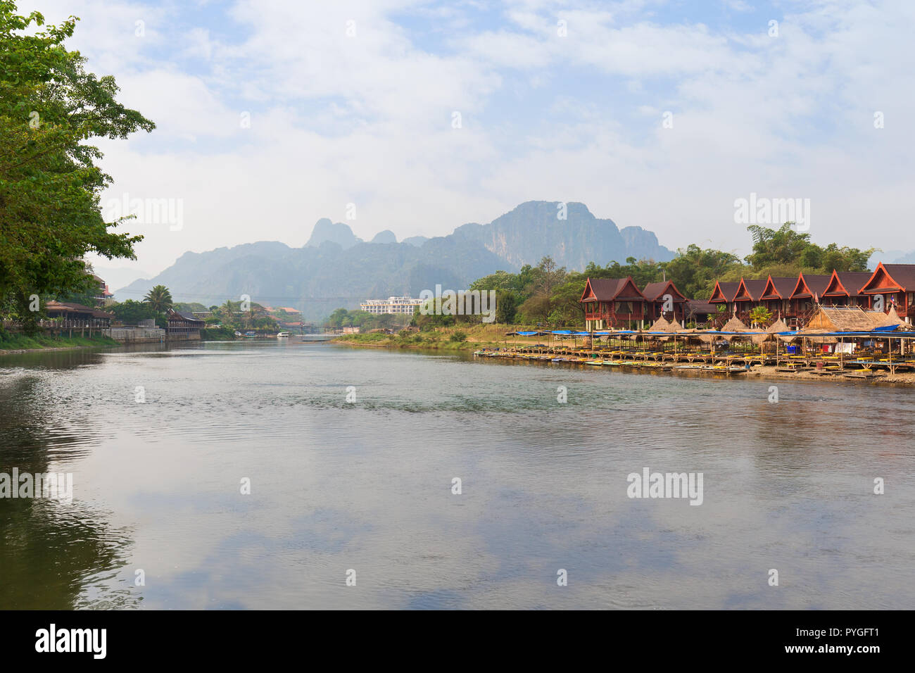 Nam Song River e Waterfront Restaurant, bungalow ed edifici in Vang Vieng, Provincia di Vientiane, Laos, in una giornata di sole. Foto Stock
