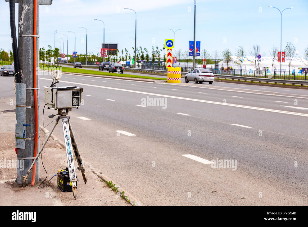 Kazan, Russia - 12 Giugno 2018: il traffico applicazione fotocamera e veicoli in movimento su una strada di città Foto Stock