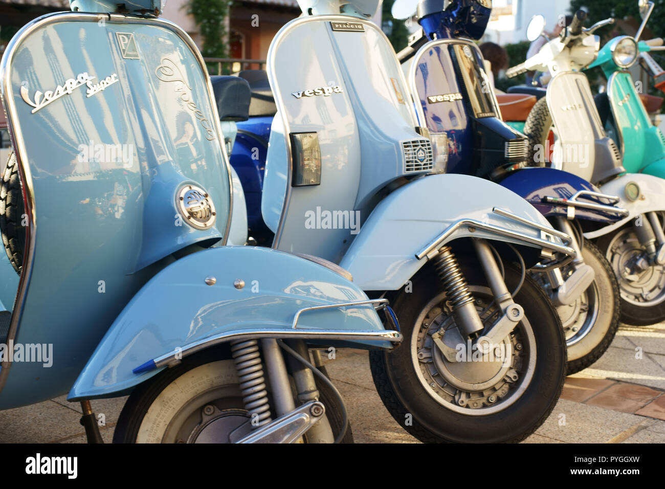 Vespa italiana Piaggio Moto nel Porto Cervo e la Costa Smeralda, Sardegna,  Italia Foto stock - Alamy