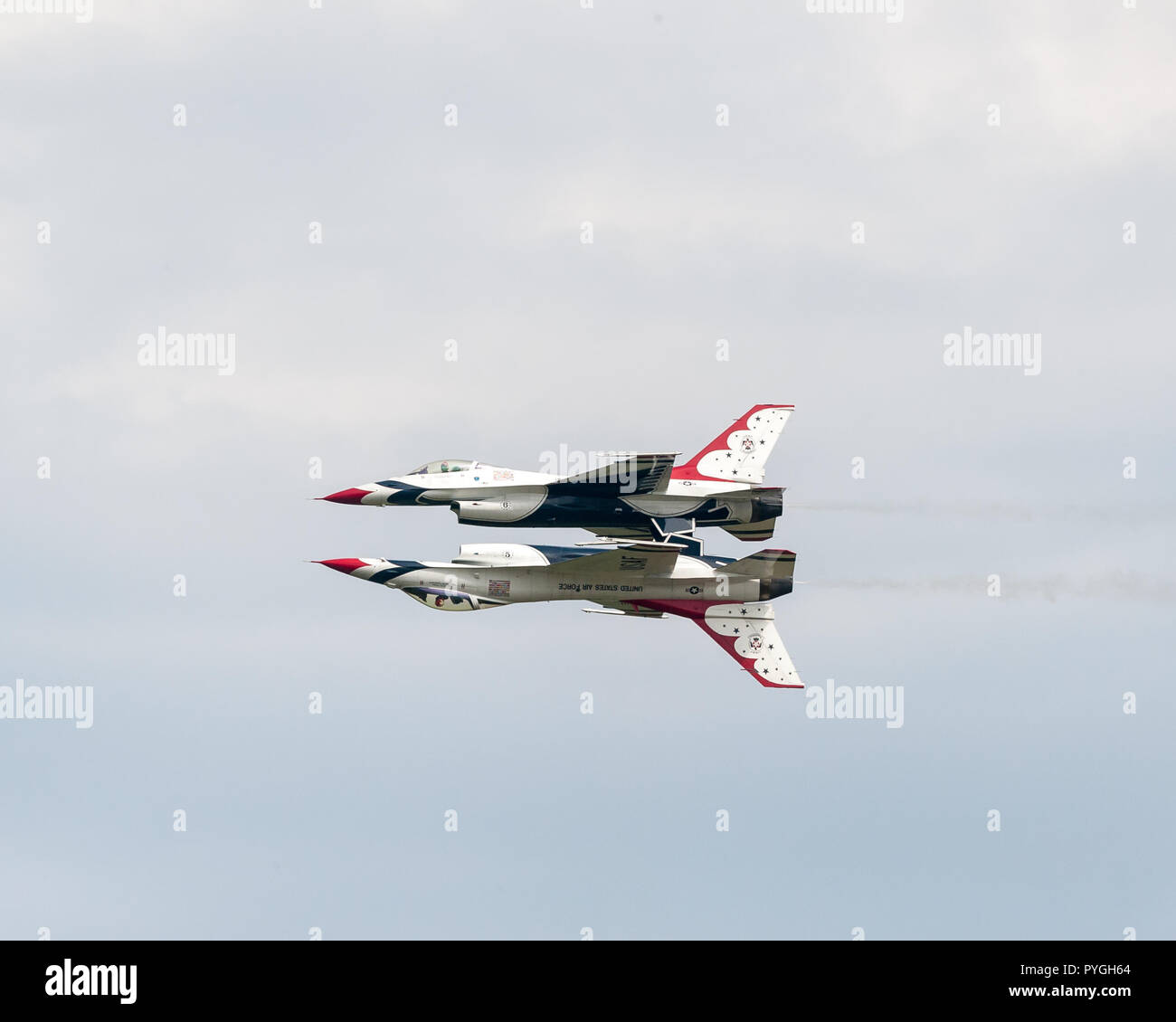 Noi Airforce Thunderbirds eseguendo la loro riflessione Pass presso il Westfield Airshow di Foto Stock