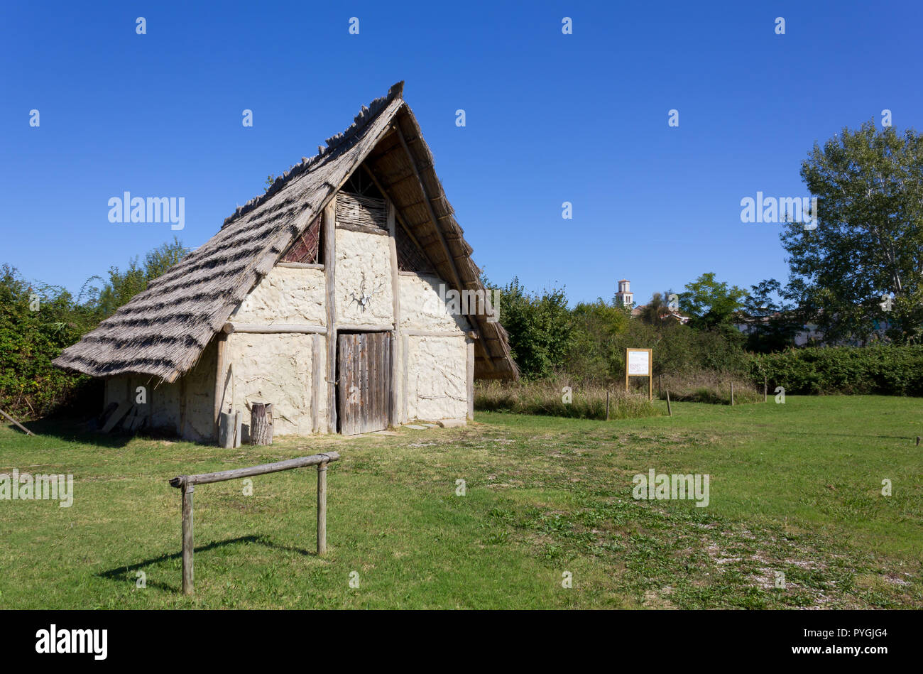 La ricostruzione di una casa neolitica in Marano Lagunare, Italia Foto Stock