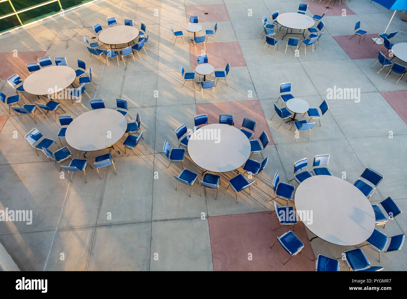 Una terrazza con tavoli e sedie sulla parte posteriore del San Diego Conference Center, San Diego, California, Stati Uniti d'America Foto Stock