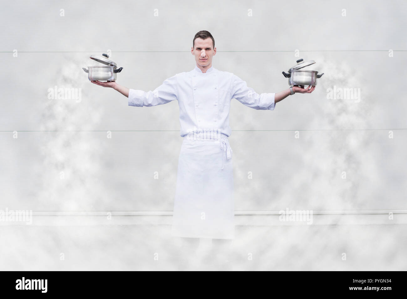 Alimentazione master chef ebollizione con le sue mani con i lotti del concetto di vapore Foto Stock