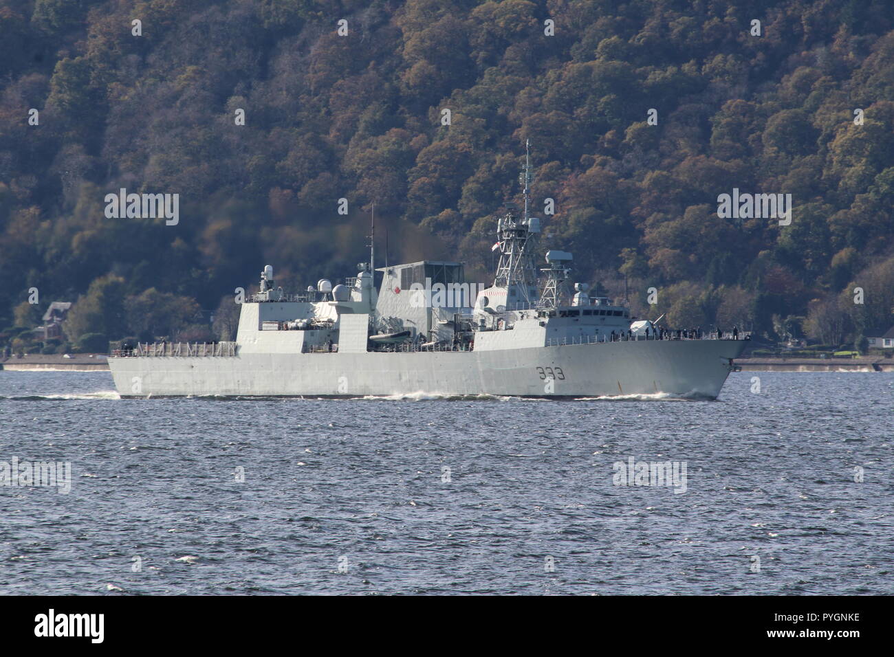 HMCS Toronto (FFH-333), un Halifax-classe (o città-classe) frigate gestito dalla Royal Navy Canadese, passando Gourock su un viaggio in entrata a Glasgow. Foto Stock