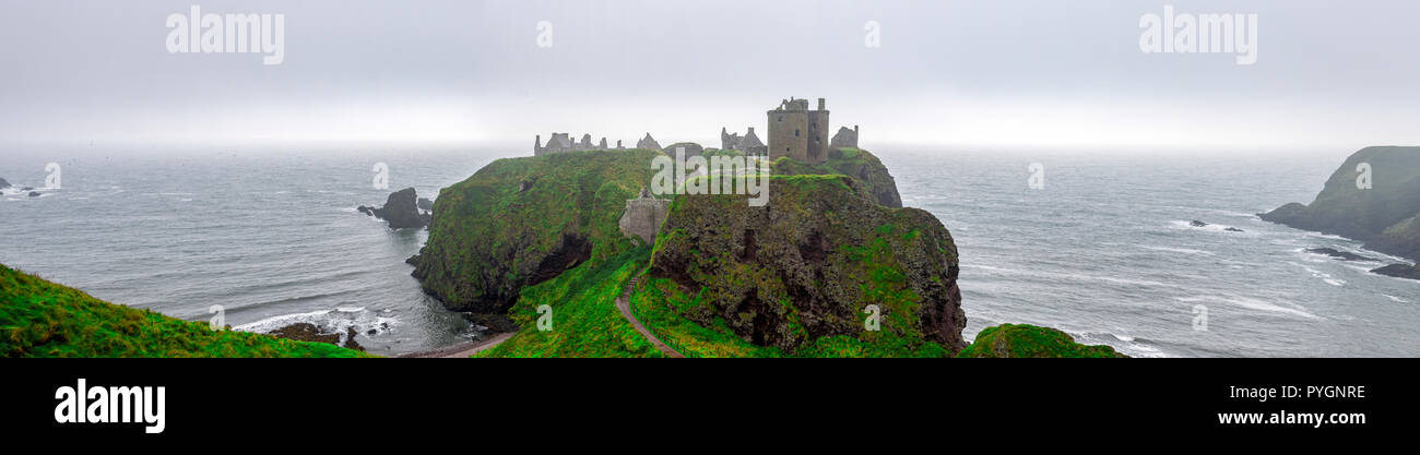 Un panorama di scenic Dunnotar Castle e la costa del Mare del Nord in regolare le cattive condizioni meteo in Scozia durante la stagione autunnale, Aberdeenshire, Regno Unito Foto Stock