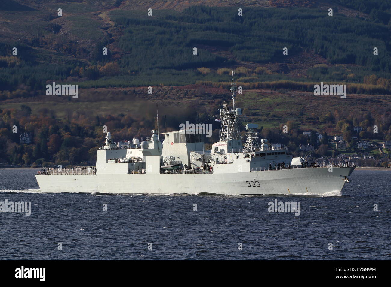 HMCS Toronto (FFH-333), un Halifax-classe (o città-classe) frigate gestito dalla Royal Navy Canadese, passando Gourock su un viaggio in entrata a Glasgow. Foto Stock