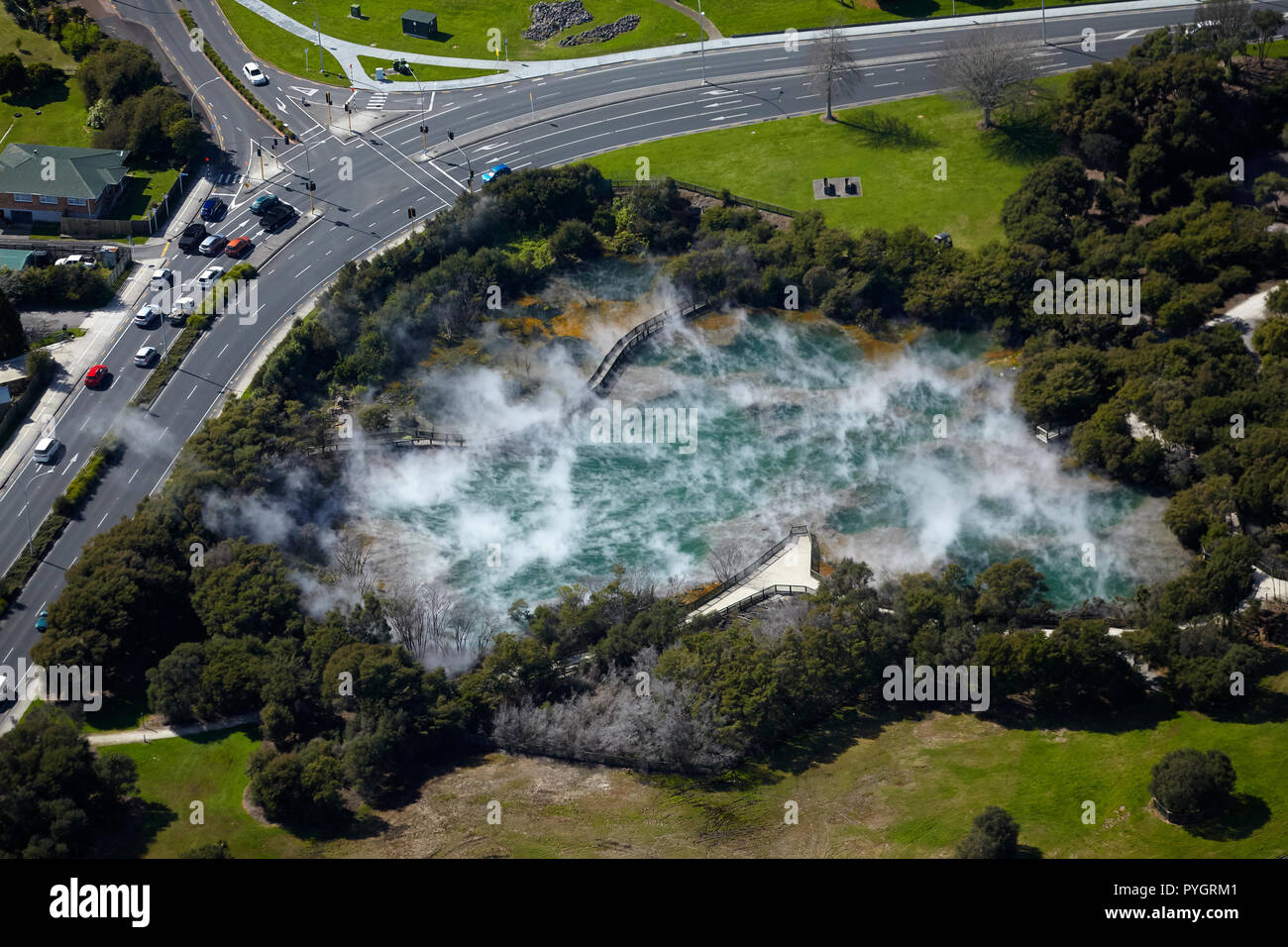 La cottura a vapore sul lago, parco Kuirau, Rotorua, Isola del nord, Nuova Zelanda - aerial Foto Stock