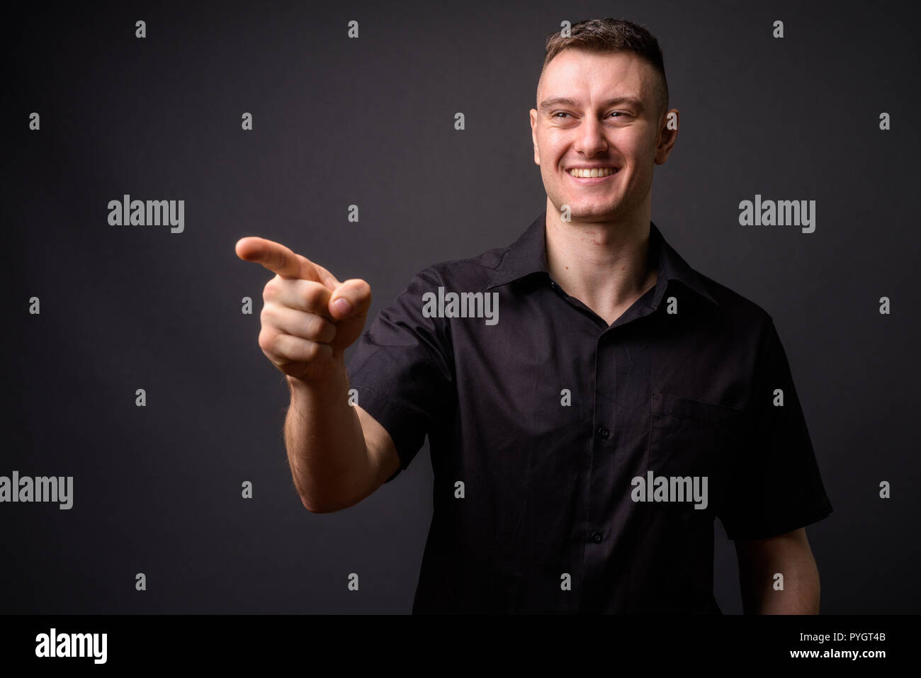 Ritratto di happy businessman di ridere e di puntare il dito Foto Stock